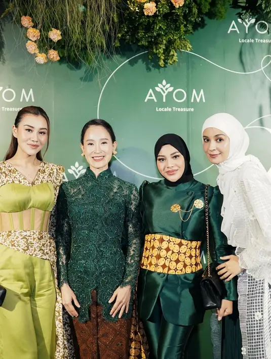 Dipermanis dengan bros emas yang menambah impresi mewah. Ia juga melengkapi penampilannya dengan heels, sling bag, dan hijab serba hitam.  [@aaliyah.massaid].