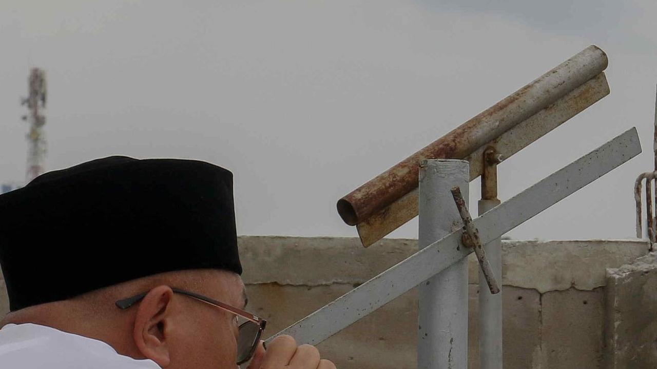 "Tinggi hilal di Indonesia minus 0,33 derajat sampai dengan 0,8 derajat. Jadi tidak ada yang mencapai 0,9 atau di bawah 1 derajat, sehingga tidak masuk Kategori MABIMS 3 derajat," tutur Cecep kepada peserta Sidang Isbat, Minggu (10/3/2024). Foto: Liputan