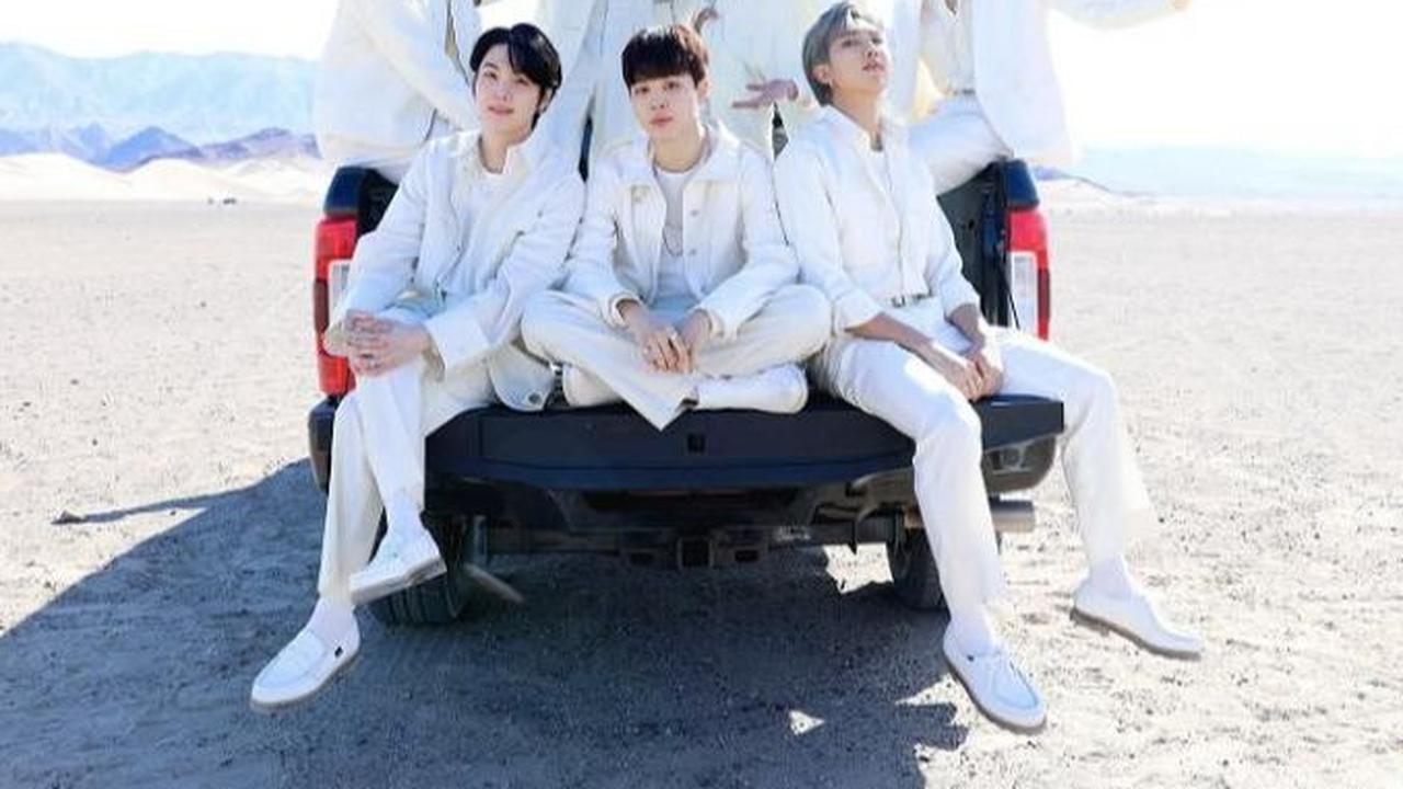 Anggota BTS bukan hanya teman segrup, tetapi juga keluarga bagi satu sama lain. Untuk merayakan ulang tahun Jungkook, beberapa anggota BTS mengunggah pesan-pesan istimewa untuknya.