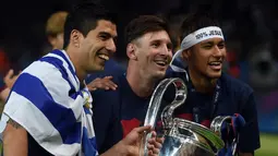 (Kiri-kanan) Luis Suarez, Lionel Messi dan Neymar da Silva berpose bersama usai laga final Liga Champions 2014-2015 di Olympiastadion, Berlin, Minggu (7/6/2015). Barcelona kandaskan Juventus dengan skor 3-1. (AFP Photo/Patrik Stollarz)