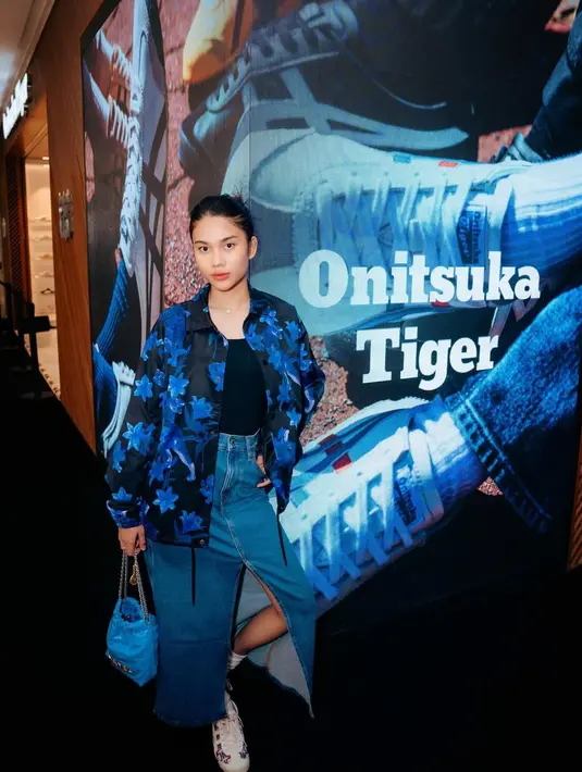 Outfit satu warna juga diaplikasikan Azizah Salsha untuk tampilan casual. Bernuansa biru, Azizah kenakan shade berbeda untuk tanktop, jaket, dan rok denim. Ia juga jinjing tas Mini Chanel 22 dengan warna senada [@azizahsalsha_]