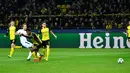 Pemain Tottenham Hotspur, Harry Kane mencetak gol pembuka ke gawang Borussia Dortmund pada matchday kelima Liga champions Grup H di Stadion BVB, Selasa (21/11). Kane menyumbang satu gol dengan kemenangan 2-1. (AP/Martin Meissner)