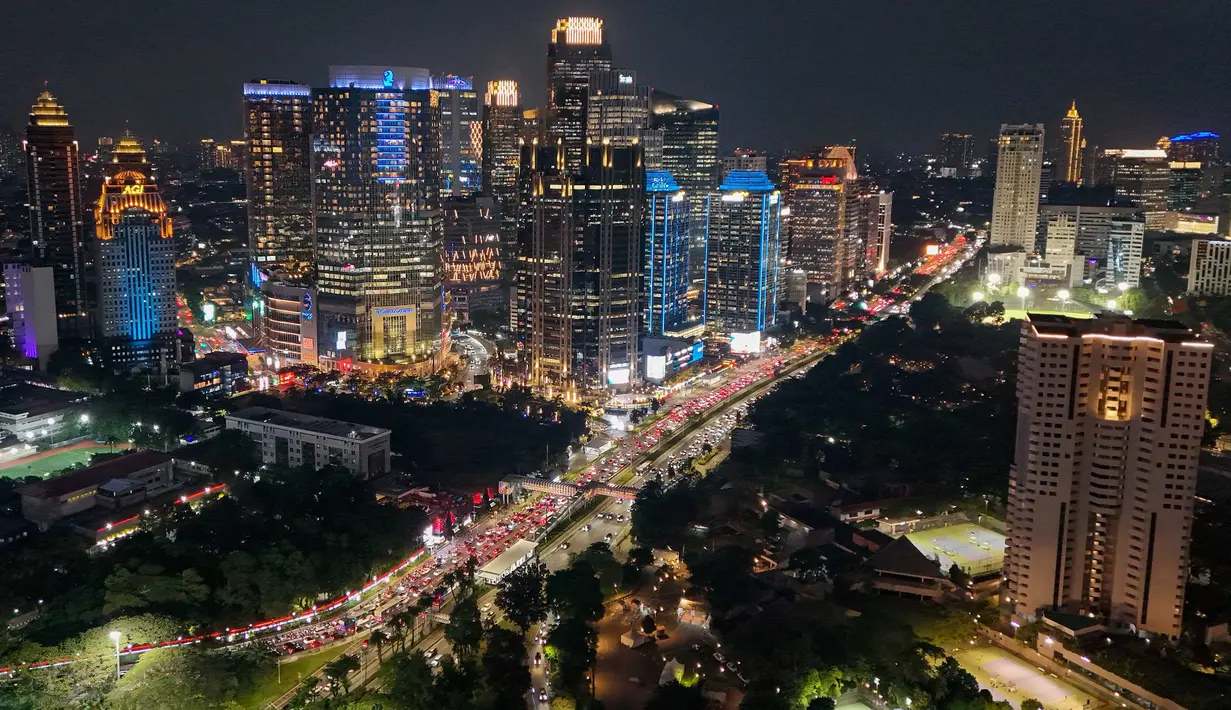 Foto udara memperlihatkan suasana malam gedung-gedung bertingkat di kawasan Sudirman, Jakarta, Selasa (7/4/2026). Gubernur DKI Jakarta Pramono Anung mengatakan, pada Sabtu 4 April 2026, akan mewajibkan gedung dengan ketinggian lebih dari empat lantai untuk terhubung dengan kamera pengawas (CCTV) milik pemerintah provinsi. (merdeka.com/Arie Basuki)
