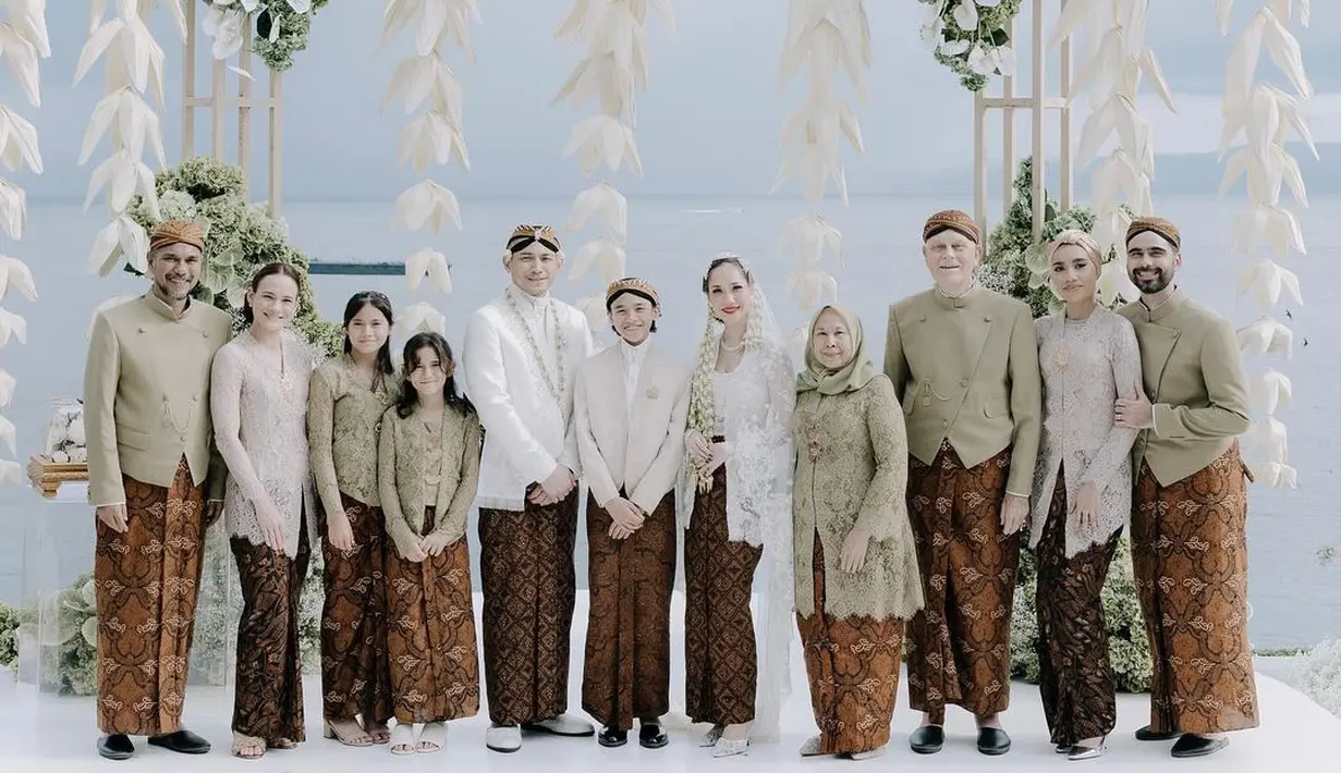 "Aku senang bisa mengembalikanmu di hari spesialmu, dan tidak tergelincir di bunga dan jatuh menuruni tangga saat pintu masuk pengantin (yang hampir terjadi!! ). Terima kasih @bumiauw sudah mantap aku," tutup Aishah Sinclair.  [Instagram/aishahjennifer]