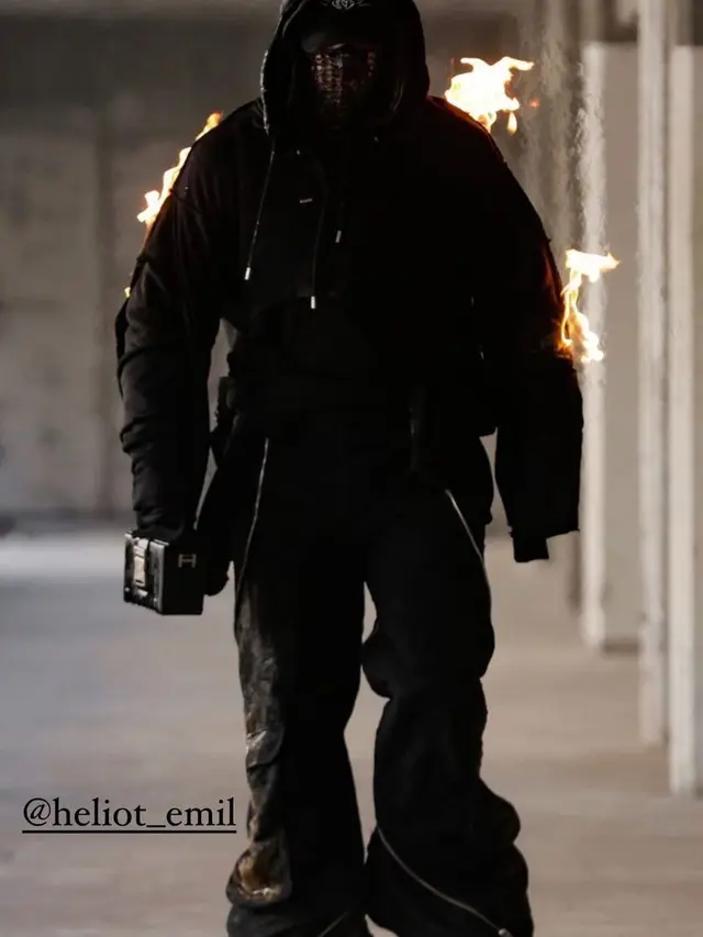 Diluar Nalar, Brand Heliot Emil Bakar Modelnya di Paris Fashion Week