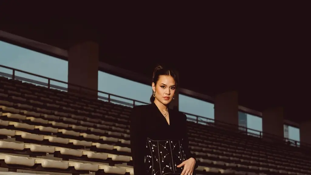 Tampil sebagai headliner setelah waktu berbuka puasa, Raisa membawa energi membara yang langsung menyulut semangat ribuan penonton yang memadati area konser. [@raisa6690].