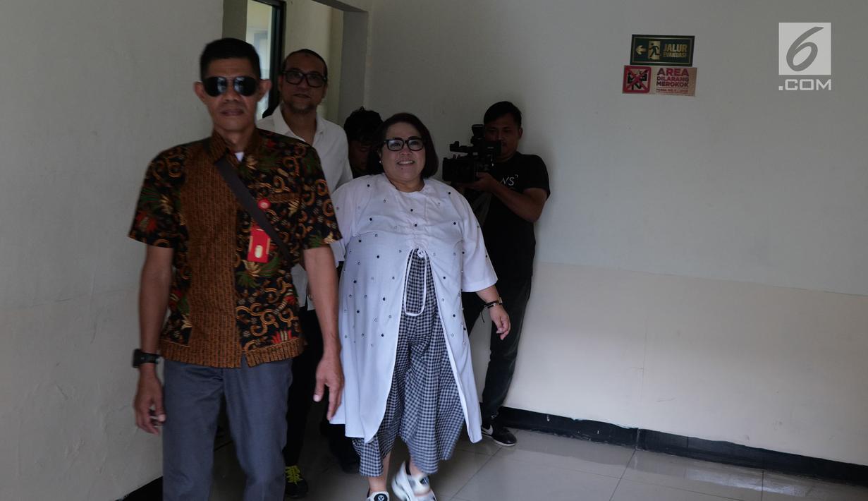 Pelawak Tri Retno Prayudati atau Nunung Srimulat dan suaminya July Jan Sambiran tiba untuk menjalani sidang perdana di Pengadilan Negeri Jakarta Selatan, Rabu (2/10/2019). Nunung dan July Jan Sambiran akan mendengar pembacaan dakwaan oleh Jaksa Penuntut Umum. (Liputan6.com/Herman Zakharia)