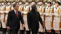 Perdana Menteri Kepulauan Solomon Manasseh Sogavare dan Perdana Menteri China Li Qiang saat meninjau pasukan. (Dok. Andy Wong/AP)