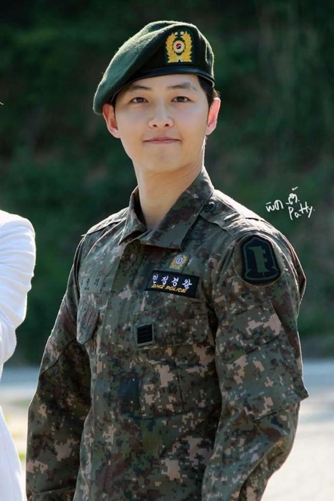 Pakai Baju Tentara 10 Artis Korea Ini Makin Terlihat Tampan News Entertainment Fimela Com