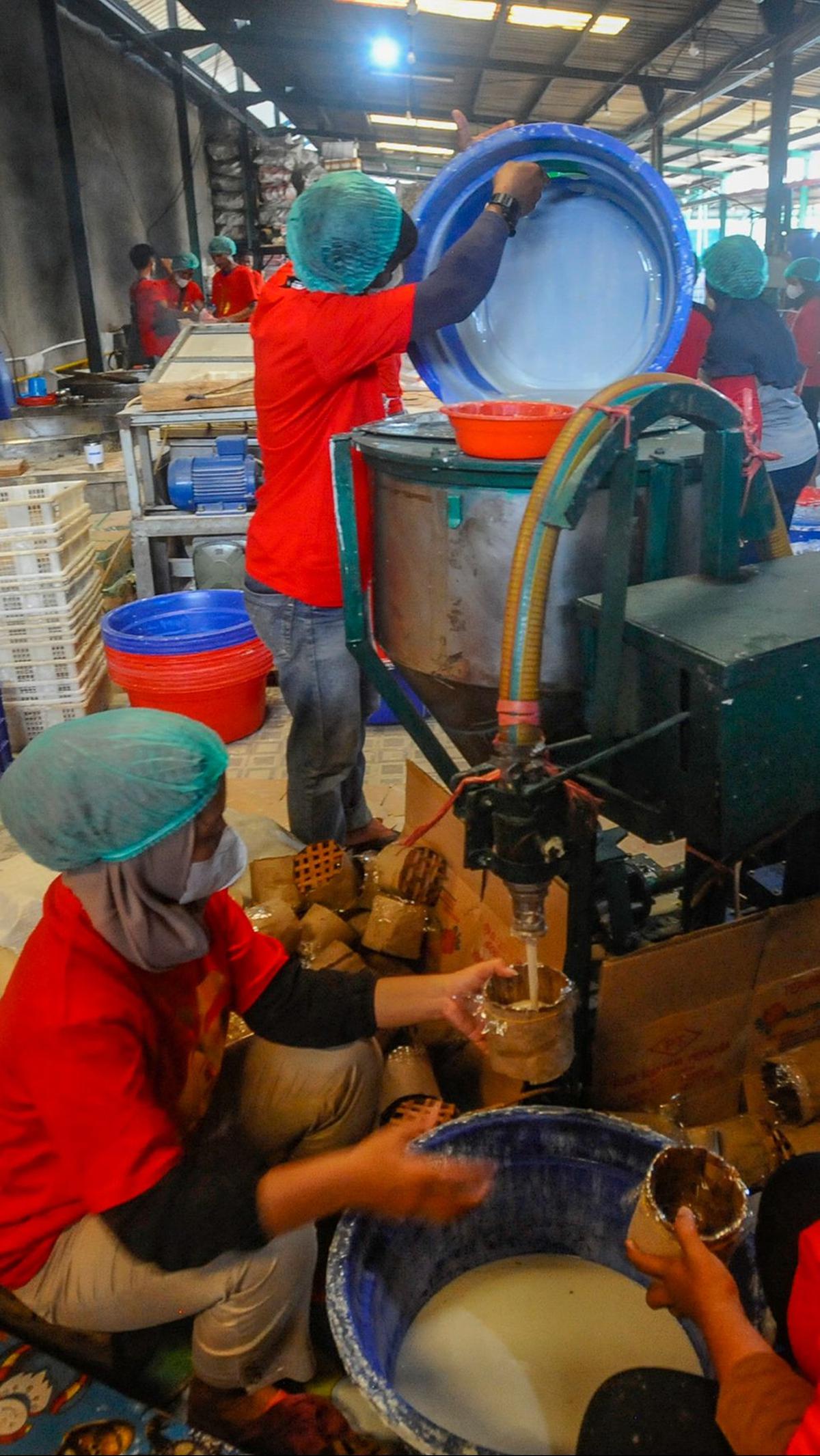Tahun ini ditargetkan sekitar 2.000 hingga 3.000 ribu kue keranjang dapat diproduksi setiap harinya.&nbsp;Foto: Merdeka.com/Arie Basuki