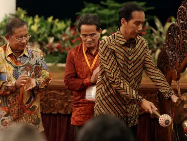 Presiden Joko Widodo memukul gong sebagai tanda peresmian Pencanangan Sensus Ekonomi (SE) 2016 dan pembukaan rapat koordinasi teknis SE 2016 di Istana Negara, Jakarta, Selasa (26/4). (Liputan6.com/Faizal Fanani)