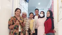 Errina GD, Yurri, Penty, Irman Heryana, dan Ziska Zella saat menyambangi Klinik Gendhis di kawasan Puri Beta 2, Kota Tangerang, baru-baru ini.