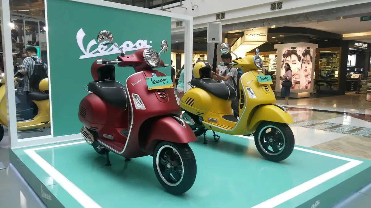 Vespa GTS 300 Yacht Club