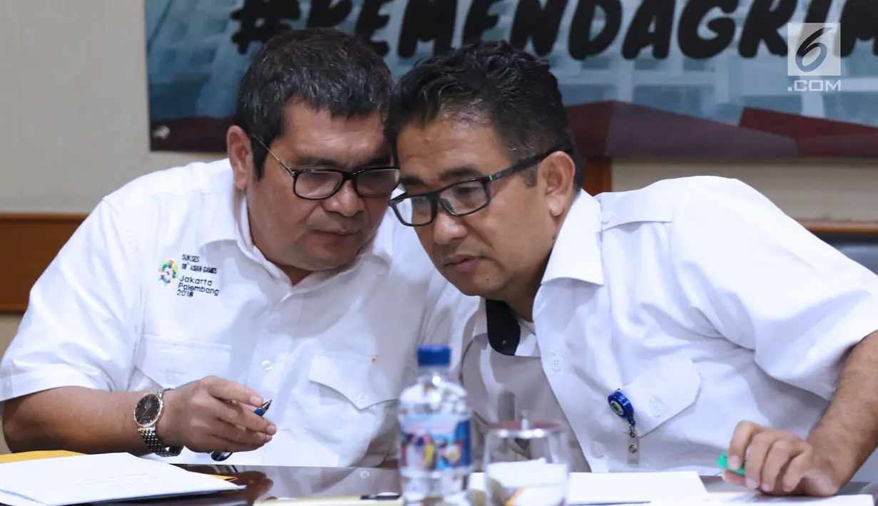 Sesditjen Otda Kemendagri, Akmal Malik (kanan) memberi keterangan terkait masalah penghentian pelayanan publik di 12 kecamatan dan 56 kelurahan di Kota Bekasi, Jawa Barat pada Jumat (27/7) lalu di Jakarta, Rabu (1/8). (Liputan6.com/Helmi Fithriansyah)