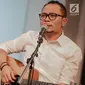 Penampilan Menteri Ketenagakerjaan M. Hanif Dhakiri saat hadir menjadi bintang tamu dalam acara KLY Lounge di Gedung KLY, Gondangdia, Jakarta, Jumat (5/10). Hanif Dhakiri menyanyikan salah satu lagu Anji "Menunggu Kamu". (Liputan6.com/Faizal Fanani)