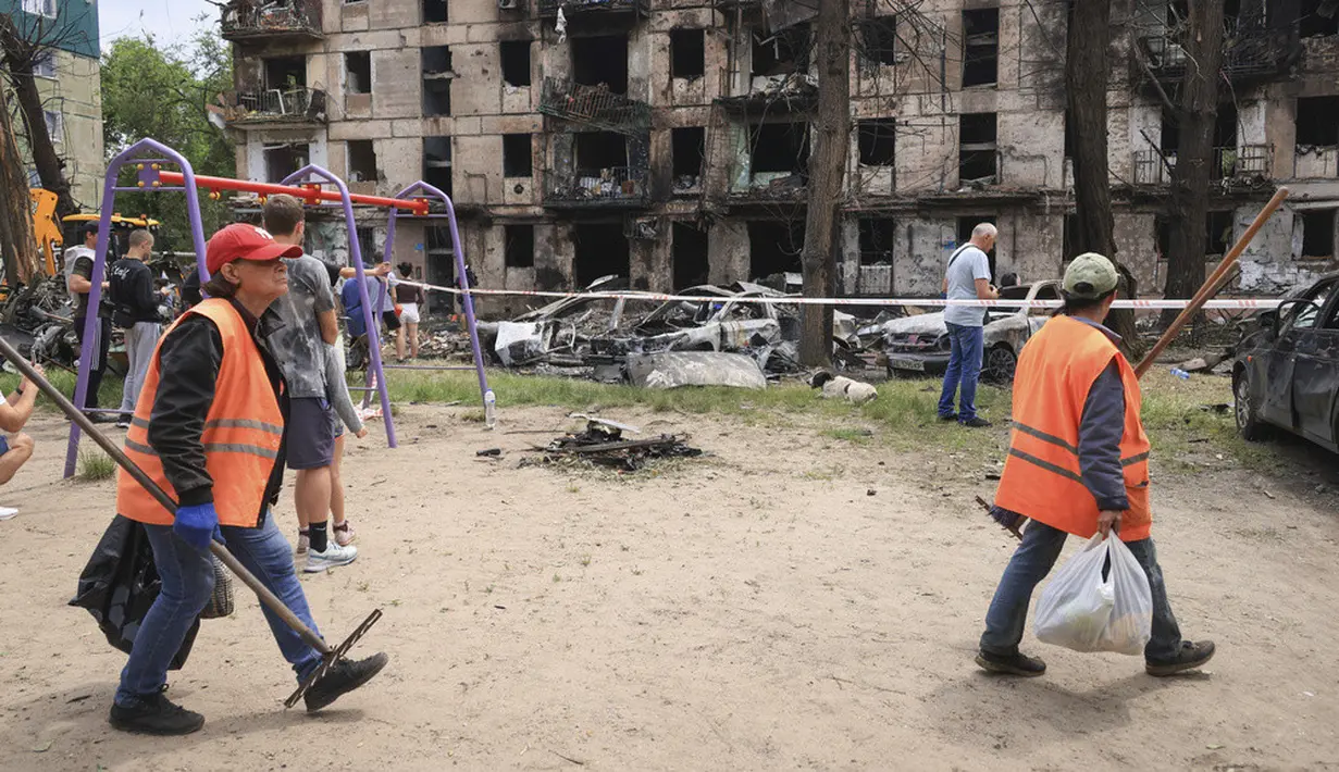 <p>Komando Militer Utama Ukraina mengatakan bahwa Angkatan Udara mereka menghancurkan 10 dari 14 rudal jelajah yang diluncurkan Rusia ke Ukraina dan satu dari empat pesawat nirawak (drone) buatan Iran. (AP Photo/Andriy Dubchak)</p>