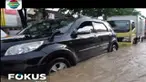 Banjir campur lumpur dengan arus cukup deras terjadi di Samarinda, Kalimantan Timur pada Senin sore.