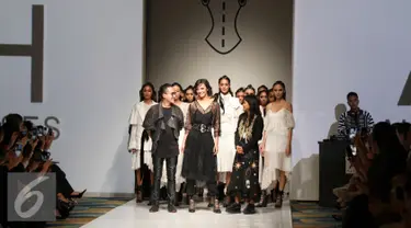 Barli Asmara dengan para modelnya di atas catwalk saat peragaan busana Ikatan Perancang Mode Indonesia (IPMI) Trend Show 2017 di Senayan City, Jakarta, Selasa, (8/11). Trend show tersebut mengangkat tema " Love". (Liputan6.com/Gempur M. Surya)