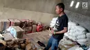 Seorang pria memeriksa barang bukti minuman keras Cap Tikus di Polres Gorontalo, Kamis, (24/1). Sebanyak 1,5 ton Cap Tikus dalam kantong plastik diselundupakan dalam karung. (Liputan6.com/Arfandi Ibrahim)