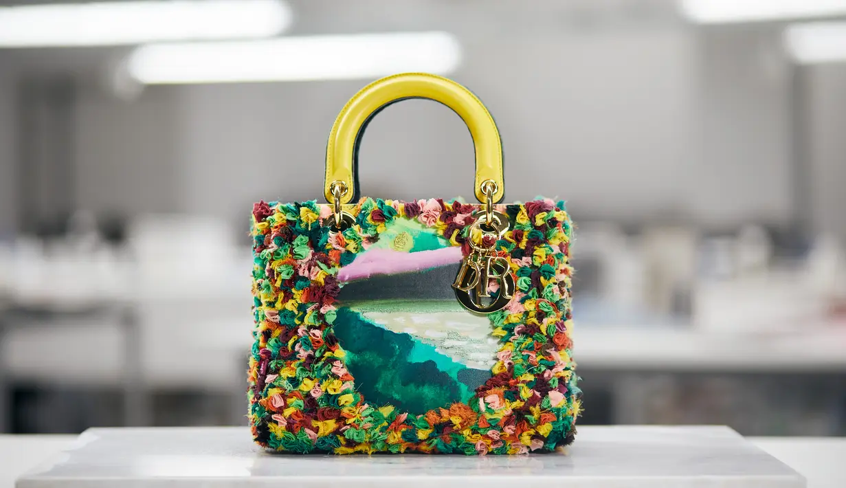 Menampilkan karya seni yang menjadi ciri khas dari setiap seniman (Dior)