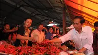 Jokowi mengecek sayur mayur di Pasar Tomohon untuk memastikan kualitasnya, Manado, Sabtu (9/4/2014) (Liputan6.com/Herman Zakharia).