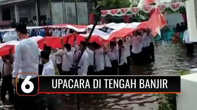 Meski di tengah banjir, santri di Ponpes Darul Maarif, Sintang, Kalimantan Barat tetap antusias dalam peringatan Hari Santri. Upacara sambil kaki terendam banjir, para santri bentangkan bendera sepanjang 100 meter.
