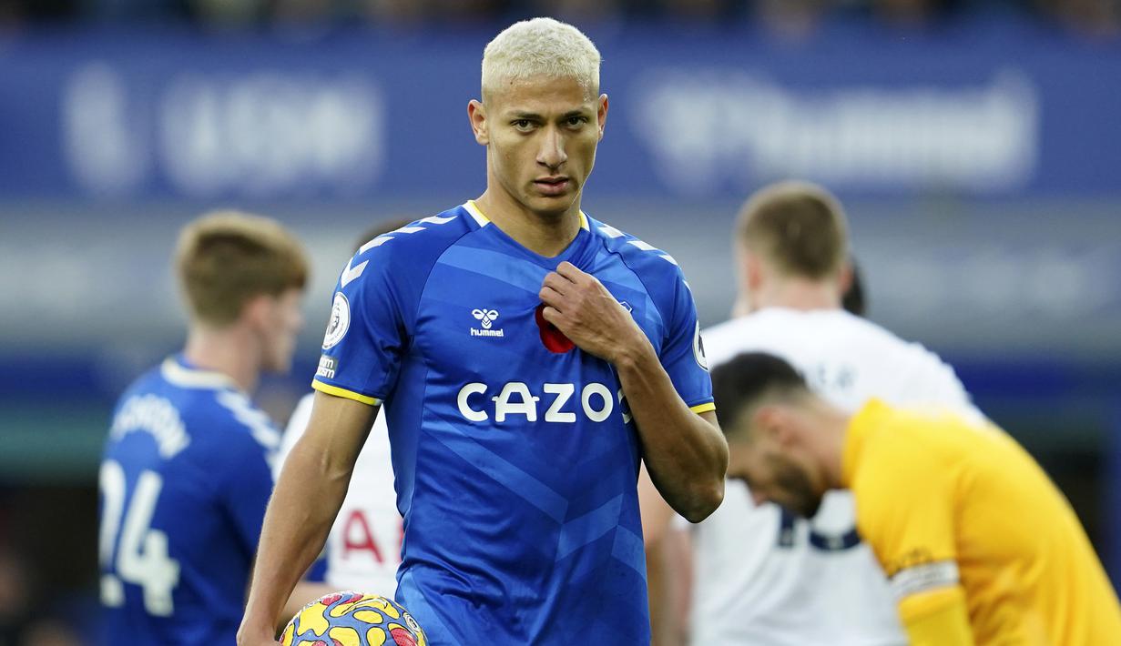 Richarlison. Striker 24 tahun yang telah memperkuat Everton sejak 2018/2019 ini memiliki nilai pasar sebesar 55 juta Euro atau setara Rp.910 miliar. Hingga kini ia sama sekali belum pernah bermain di kompetisi antar-klub Eropa, baik Liga Champions maupun Liga Europa. (AP/Jon Super)
