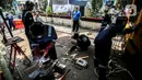 Sejumlah peserta mengikuti pelatihan pengelasan dengan sistem jemput bola (mobile training unit/MTU) yang digelar Pusat Pelatihan Kerja Khusus Pengembangan Las (PPKKPL) di halaman Kantor Kelurahan Pancoran, Jakarta, Kamis (15/9/2022). Kegiatan yang dilaksanakan selama kurang lebih selama satu bulan ini untuk memberikan keterampilan dan meningkatkan keahlian sekaligus sebagai upaya menekan angka pengangguran. (Liputan6.com/Faizal Fanani)