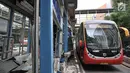 Bus Transjakarta saat menaikkan penumpang di Halte Transjakarta Simprug usai tertabrak truk kontainer, Jakarta, Kamis (19/4). (Merdeka.com/Iqbal Nugroho)