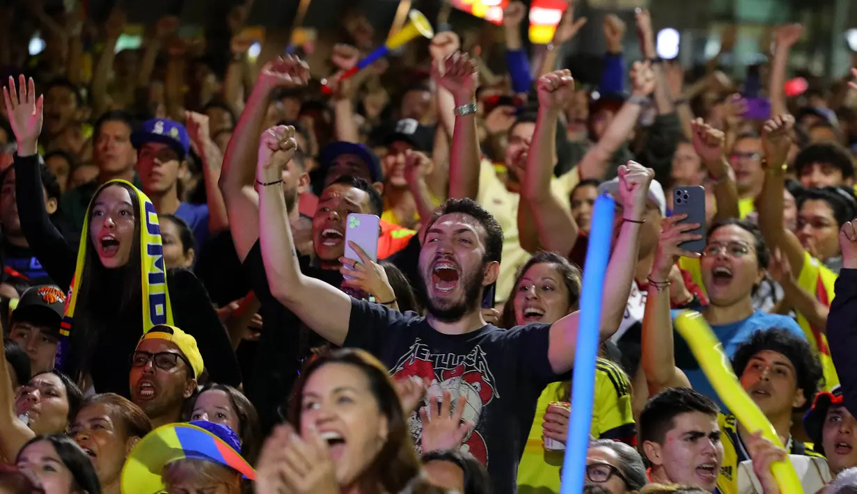 Para suporter bersorak merayakan kemenangan Kolombia di pertandingan semifinal Copa America 2024 melawan Uruguay, Envigado, provinsi Antioquia, Kolombia pada 10 Juli 2024. (JAIME SALDARRIAGA/AFP)