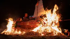 Kapal Wangkang dibakar pada upacara puncak agar arwah yang terkumpul dapat berlayar secara simbolis ke alam lain saat Festival Wangkang atau Kapal Kerajaan di Malaka, Malaysia, Kamis (11/1/2024). (AP Photo/Vincent Thian)