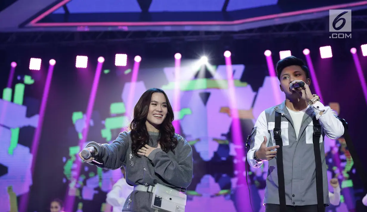 Penampilan Sheryl Sheinafia dan Rizky Febian saat berkolaborasi dengan band NEV+ dalam acara SCTV Music Award 2018 di Studio 6 Emtek, Jakarta, Jumat (27/4). (Liputan6.com/Faizal Fanani)