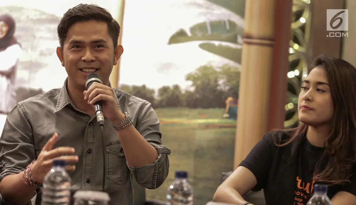 Pengisi soundtrack dan pemain film Guru Ngaji, Cakra Khan dan Andania Suri memberi keterangan saat jumpa pers di Jakarta, Senin (19/2). Sebagian keuntungan dari film ini akan disumbangkan kepada para guru ngaji. (Liputan6.com/Faizal Fanani)