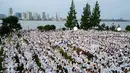 Ribuan orang berpakaian serba putih berkumpul dalam Diner en blanc di Rockefeller Park, New York, Rabu (17/7/2019). New York City Diner en Blanc adalah sebuah pesta makan malam rahasia dengan pakaian bernuansa putih yang diadopsi dari budaya Prancis. (Eric Vitale/Diner en Blanc International via AP)