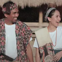 Pasangan yang menikah pada 19 Agustus lalu  ini tampak menawan dengan pakaian adat Sumba. (Liputan6.com/IG/@glennfredly309)