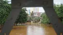Sungai Ciliwung meluap saat banjir merendam kawasan Rawajati, Jakarta Selatan, Sabtu (8/2/2020). Hujan yang terjadi semalaman menyebabkan Sungai Ciliwung kembali meluap hingga membuat rumah warga di kawasan tersebut terendam air setinggi 50 cm hingga 1 m. (Liputan6.com/Immanuel Antonius)