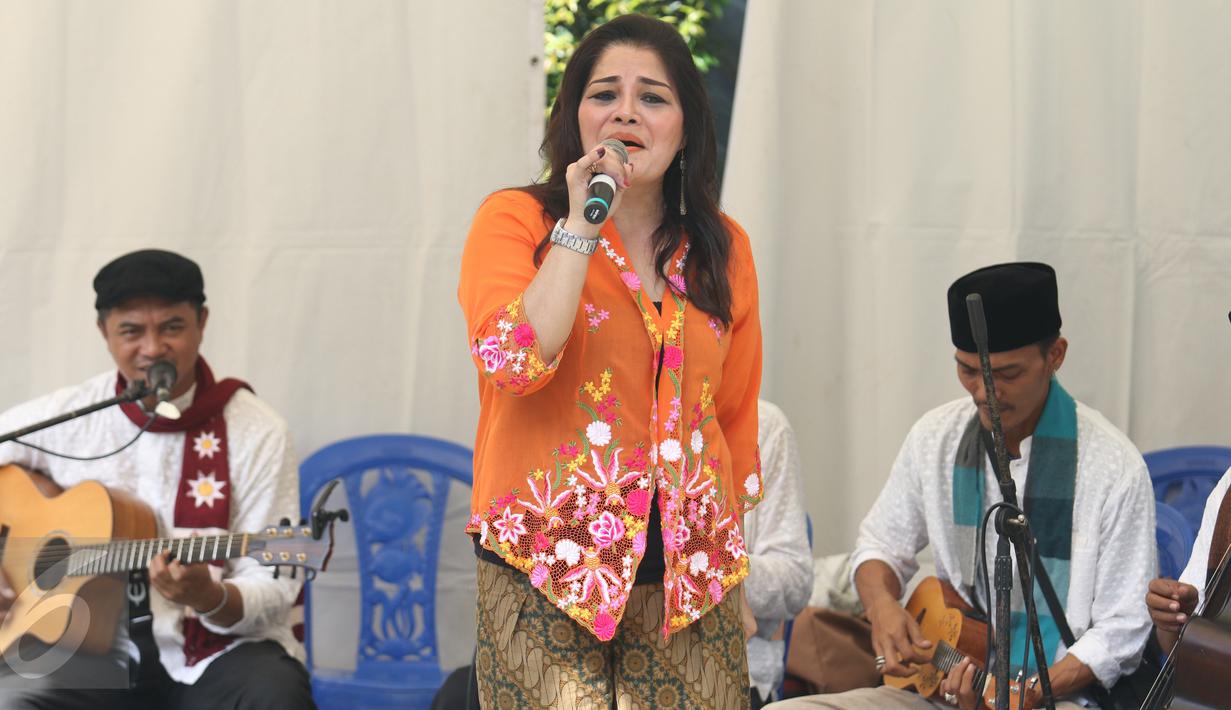 Vokalis dari kelompok Keroncong Tugu melantunkan lagu di TPS 04 Gambir, Jakarta Pusat, Rabu (19/4). Sekelompok pemusik keroncong dihadirkan di depan TPS untuk menghibur warga yang mencoblos pada Pilkada DKI 2017. (Liputan6.com/Angga Yuniar)