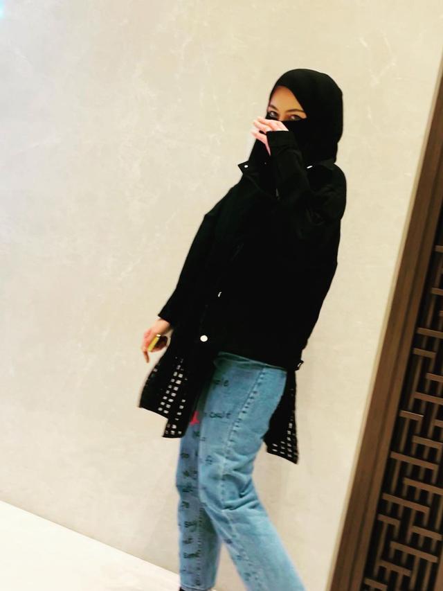 6 Potret Gaya Ratu Rizky Nabila Bercadar, Dicibir Masih Pakai Celana Jeans