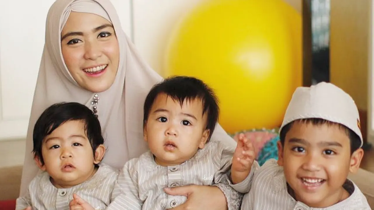[Fimela] Keluarga Ustad Solmed dan April Jasmine