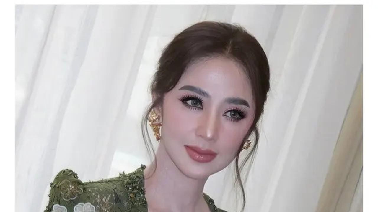 6 Detail Penampilan Dewi Perssik Pakai Kebaya Hijau Zamrud di HUT TNI, Memukau