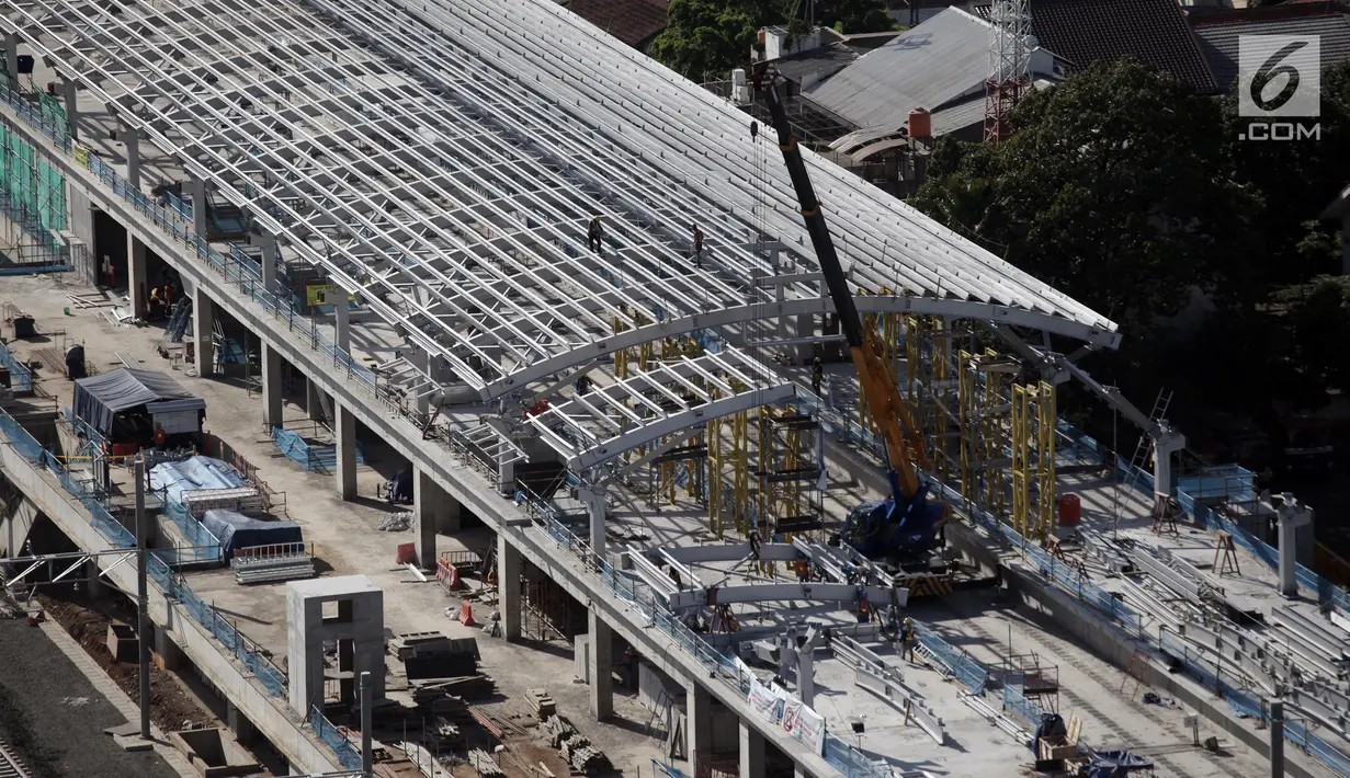 Sejumlah pekerja sedang mengerjakan atap proyek pembangunan MRT di kawasan Lebak Bulus, Jakarta Selatan, Selasa (9/1). Wakil Gubernur DKI Jakarta Sandiaga Uno mengatakan tidak ada kendala berarti dalam pembangunan MRT. (Liputan6.com/Arya Manggala)