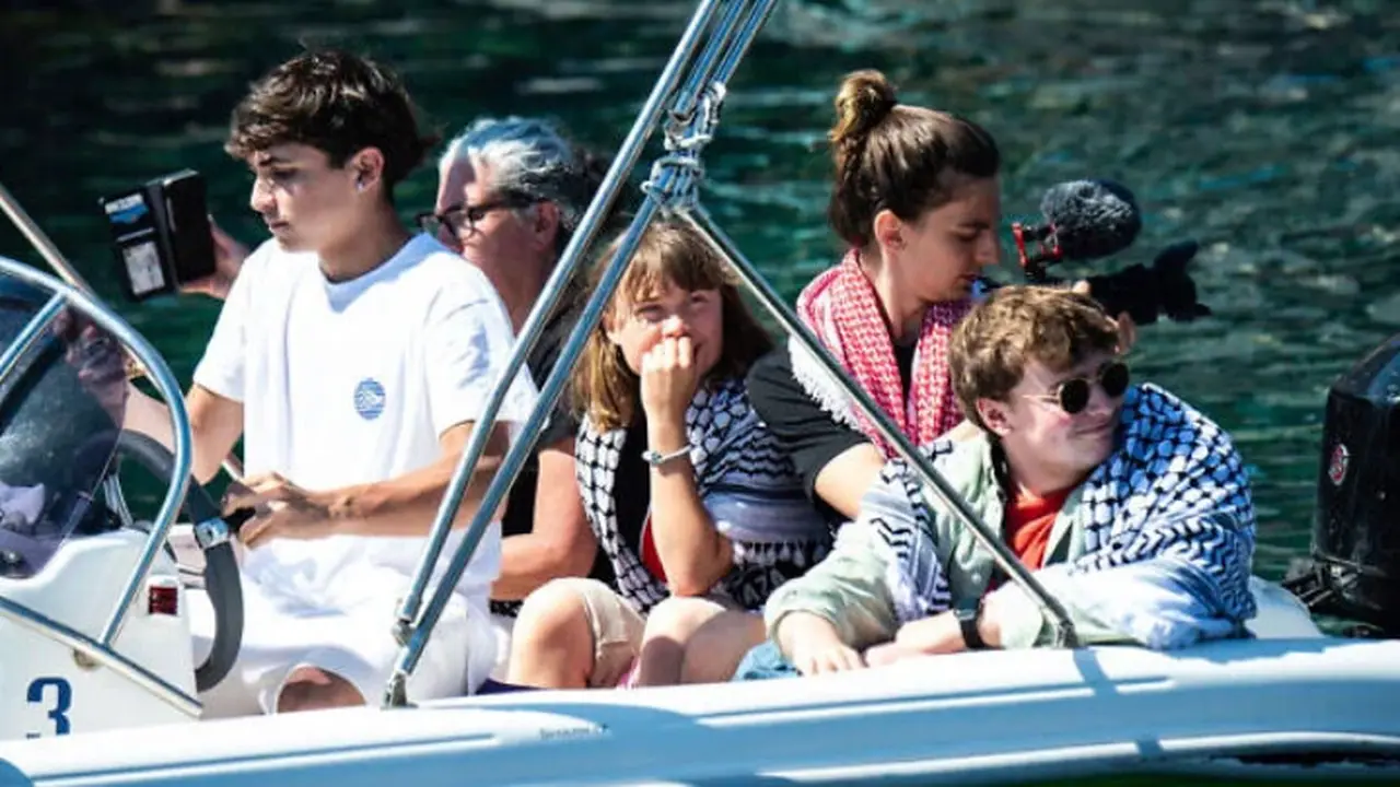 Momen aktivis iklim Greta Thunberg menunggu untuk menaiki kapal Madleen, sebelum berlayar menuju Gaza bersama para aktivis Koalisi Armada Kebebasan, berangkat dari pelabuhan Catania, Italia, di Sisilia, 1 Juni 2025. (Foto AP/Salvatore Cavalli)