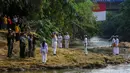 Suasana pengibaran bendera merah-putih pun nampak hikmat dengan suara gemericik air sungai yang mengalir deras. (merdeka.com/Arie Basuki)