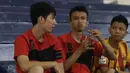 Para pesepak bola tuna rungu berdiskusi menggunakan bahasa isyarat saat akan bertanding pada Kejuaraan Futsal Tuna Rungu di GOR Ciracas, Jakarta, Sabtu (7/11/2015). (Bola.com/Vitalis Yogi Trisna)