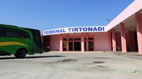 Pekerja mengecat Terminal Tirtonadi Solo, Jawa Tengah (Liputan6.com/ Reza Kuncoro)
