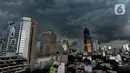 Awan kumulonimbus menyelimuti langit di kawasan Thamrin, Jakarta, Senin (23/12/2019). Badan Meteorologi Klimatologi dan Geofisika (BMKG) memprediksi kawasan Jabotabek berpotensi mengalami peningkatan curah hujan selama sepekan mendatang. (merdeka.com/Arie Basuki)