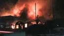 Sebuah rumah dilalap api ketika kebakaran hutan melanda di Sokcho (5/4). Daerah yang terkena dampak diperkirakan mencapai 250 hektar dan sekitar 120 rumah habis dilalap api. (AFP Photo/South Korea Out)