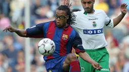 Edgar Davids bergabung ke Barcelona dengan status pinjaman dari Juventus pada musim 2003/04, saat raksasa Catalan sedang terpuruk. Kedatangan pemain Belanda tersebut mampu membawa Barcelona finis kedua di liga, usai musim lalu hanya finis di posisi keenam. (AFP/Lluis Gene)