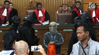 Terdakwa kasus bom Thamrin, Aman Abdurrahman mengenakan baju tahanan seusai sidang lanjutan di Pengadilan Negeri Jakarta Selatan, Jumat (25/5). Agenda sidang adalah pembacaan nota atau pledoi pembelaan Aman Abdurrahman. (Liputan6.com/Immanuel Antonius)