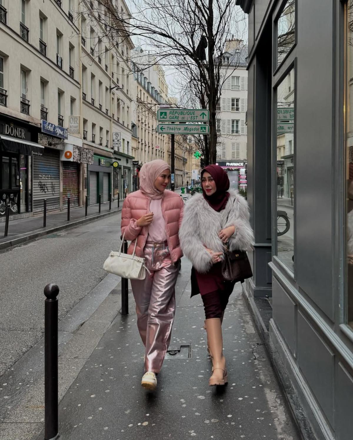 7 Potret Syahnaz Sadiqah Liburan ke Paris, Gaya Elegan - Amy Qanita Kenakan Jaket Bulu-Bulu